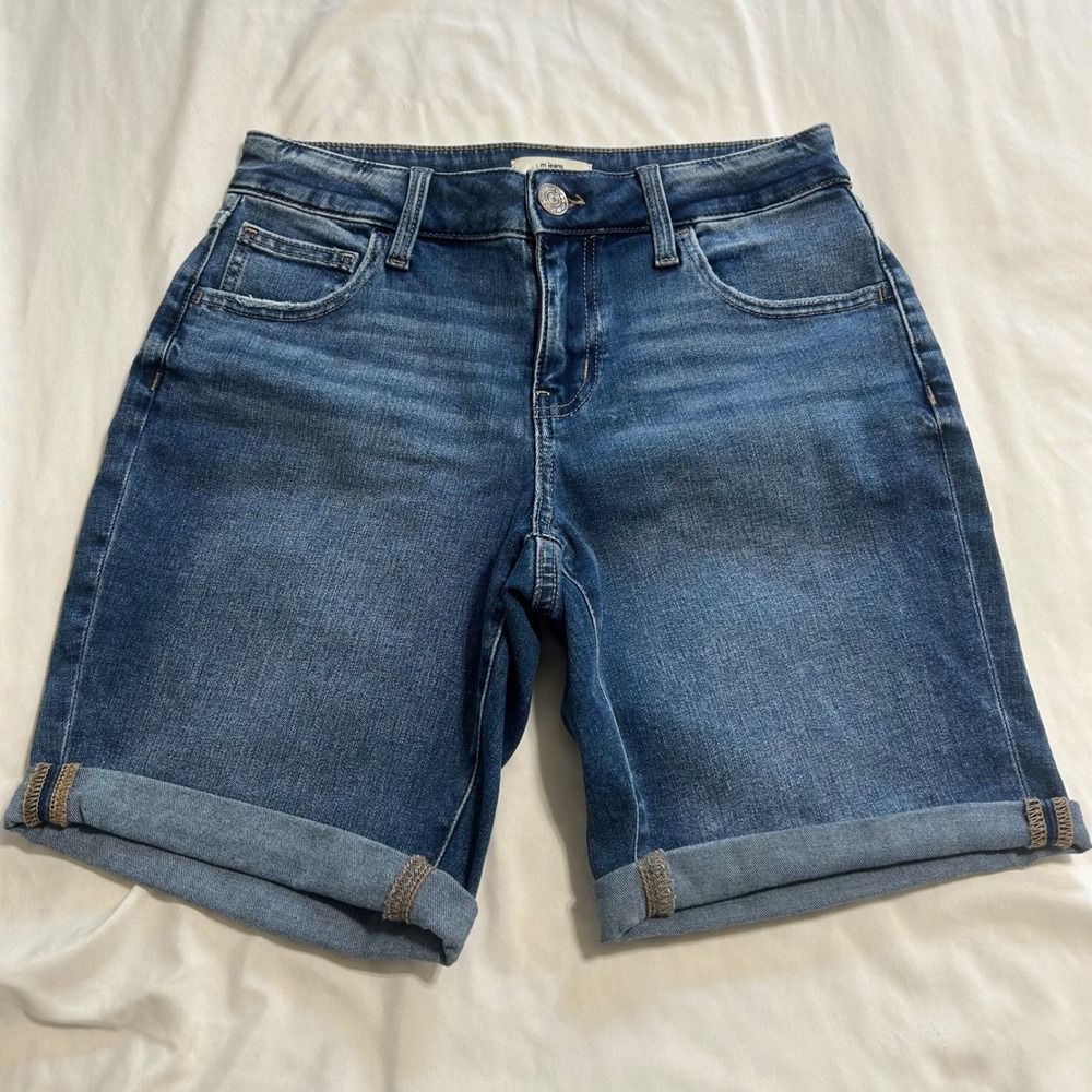 Maurices m jeans Classic Bermuda Denim Shorts Medium Wash Mid Rise Cuffed Size 4